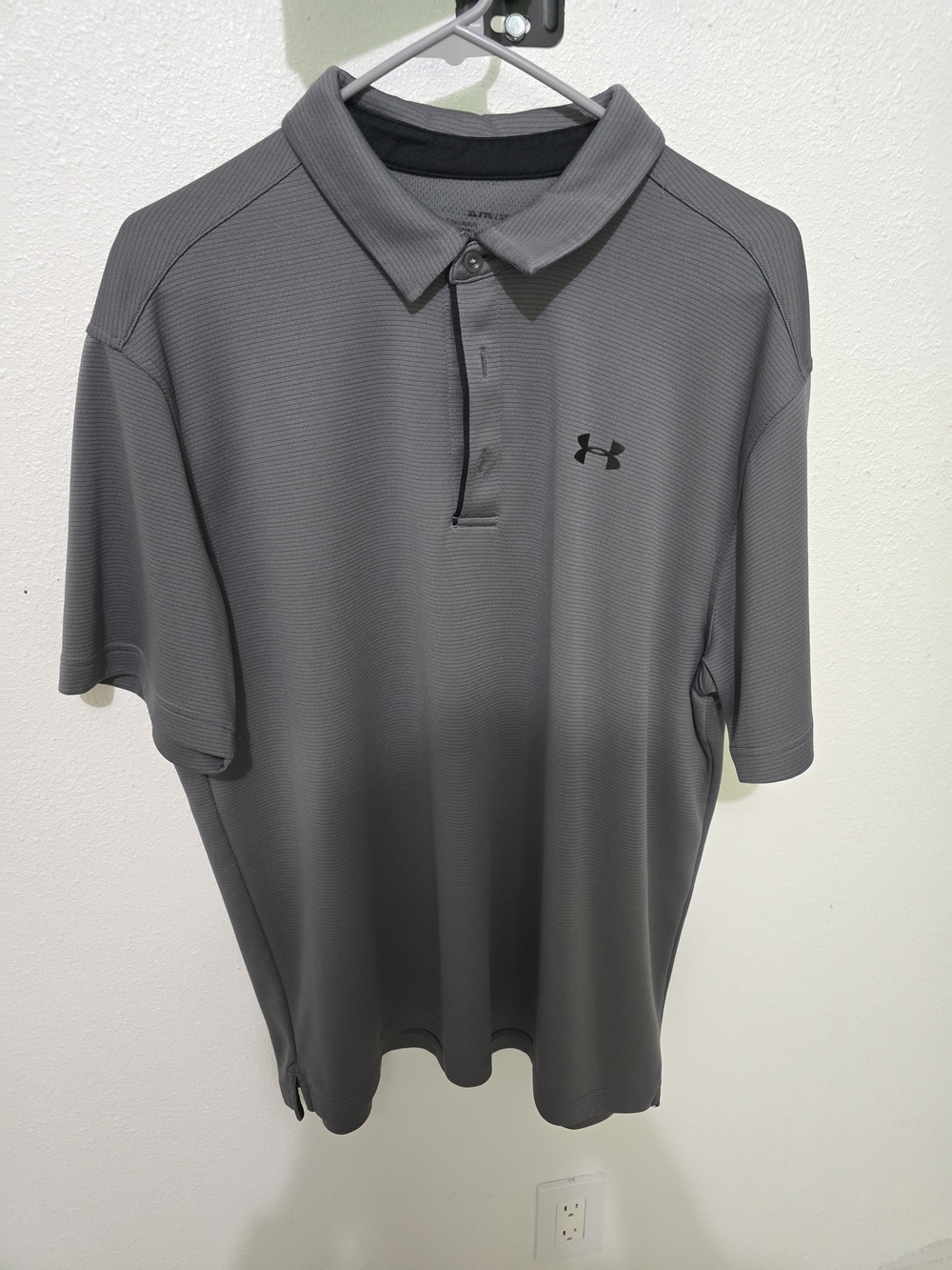 Under Armour XL Men’s Gray Polo Shirt Like New Condition